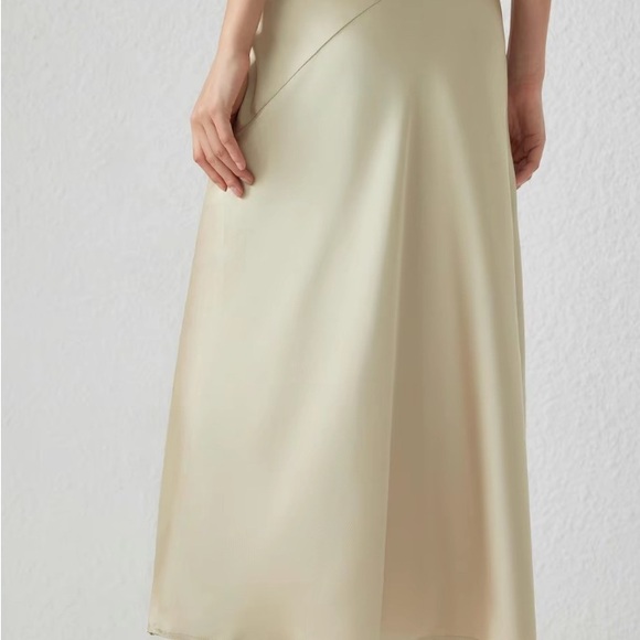 Elegant Cream Women's Skirt - Picture 3 of 5
